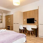 Wolska With Parking By Renters דירה